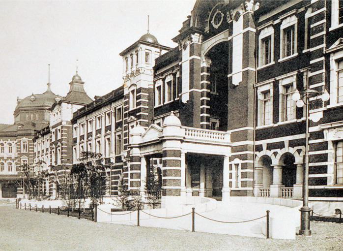 東京駅のマニアックな見どころ教えます！～0㎞ポスト、明治時代の鉄柱、2種類のレンガ、皇室用玄関、JR社員による手描きボードなどなどさんたつ by散歩の達人