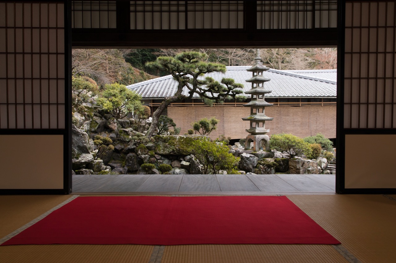 三十三間堂 , お寺を訪問すると、「撮影禁止」の看板をよく目にします。, 外観やお庭は撮っても良いが、建物の内部は禁止のところが多い印象です。,写真を趣味としている私からすれば、この「撮影禁止」の看板を見た時の失望感は計り知れないものがあります。,この三十三間堂ではありませんが、よそのお寺で撮影禁止に気づかずにカメラを構えていたら,
