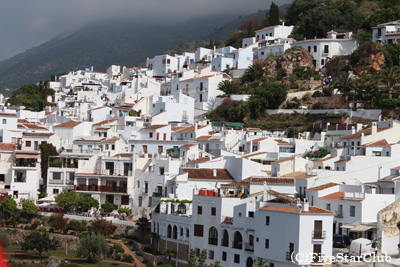 スペイン観光ブログ : ネルハから行ける白い村