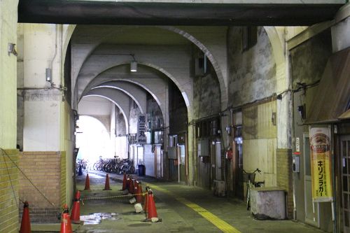 国道駅 鶴見線廃墟のようなガード下鶴見線の路線図 - 鶴見線