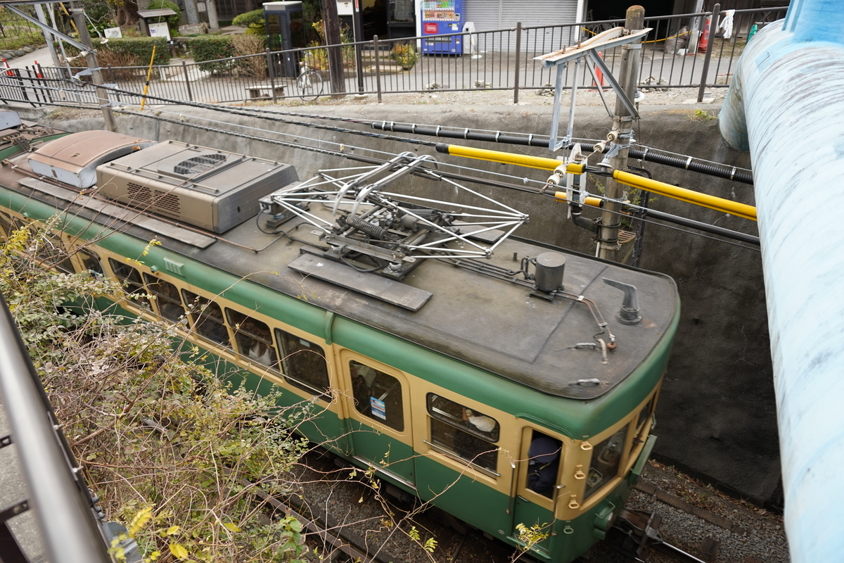 Mio 地元鎌倉・江ノ島の海空と江ノ電沿線風景20.4.28〜冬の青空と海の下を 2024.11.24 10:54撮影 .