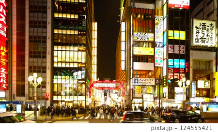 新宿駅前の立体映像かと思いきや？？ エイプリルフールに公開された動画が話題に -