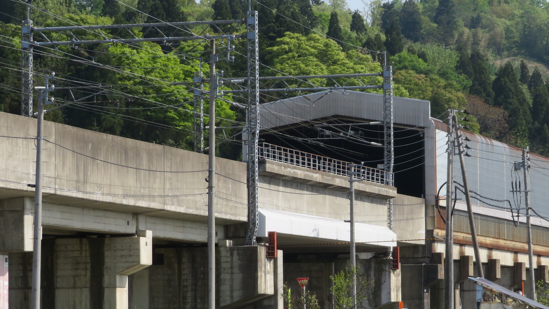 国境の長いトンネルを抜けると陽射しがまぶしい