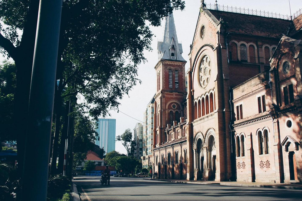 サイゴン大聖堂：ネオゴシック建築のカトリック教会 – ベトナム・ホーチミン