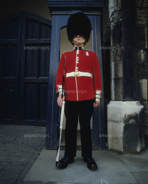 イギリス・ロンドンの衛兵の帽子はなんで？あんなに大きいのか？ - YouTube