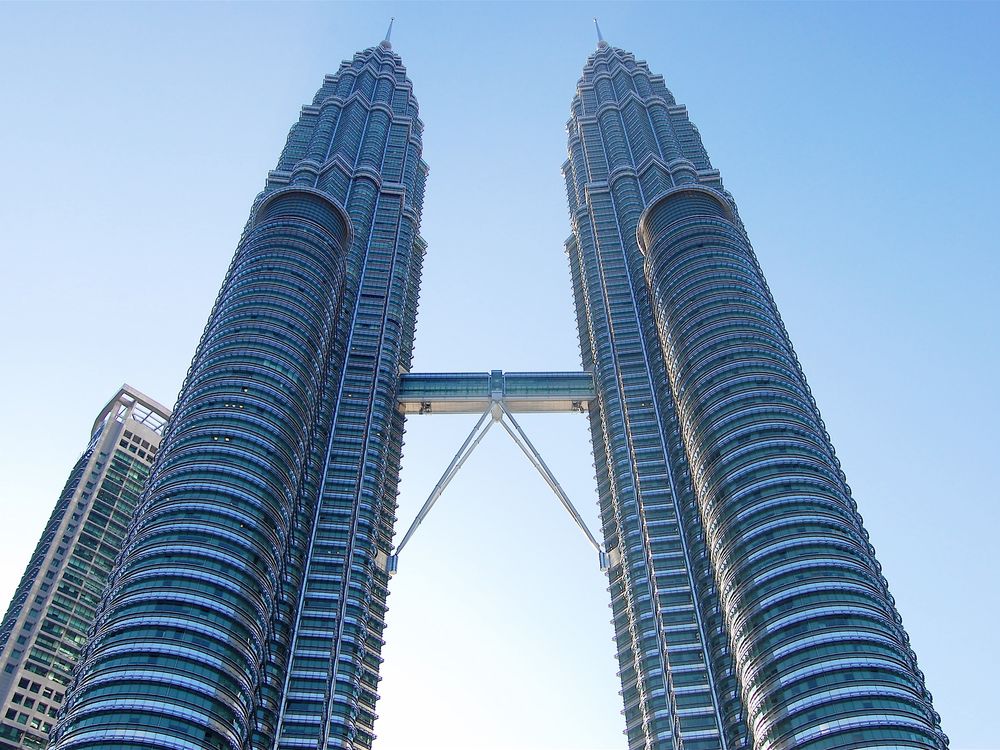 ツインタワー🗼✨ めちゃくちゃ綺麗でかっこよくて 現地の方に撮ってもらった📷笑 iPhoneやのに上手に撮ってくださってポーズも教えてくれて感動🥺👏笑マレーシア