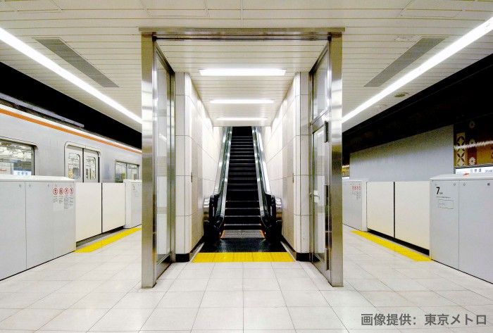 地下鉄駅の階段 写真素材5889889- フォトライブラリ