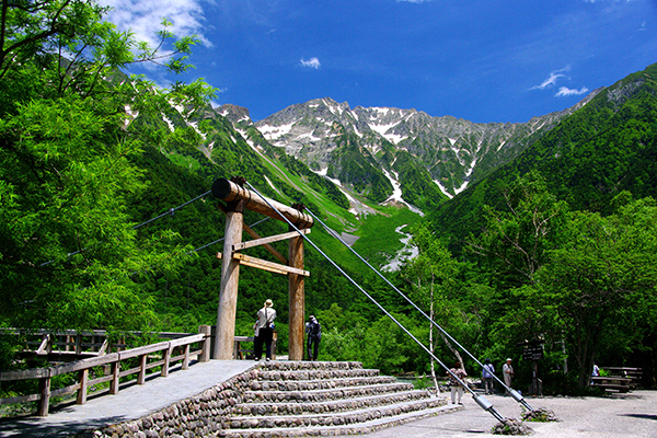 初夏の上高地 梓川の流れと残雪の穂高連峰・河童橋周辺の絶景 の写真素材76770669- PIXTA