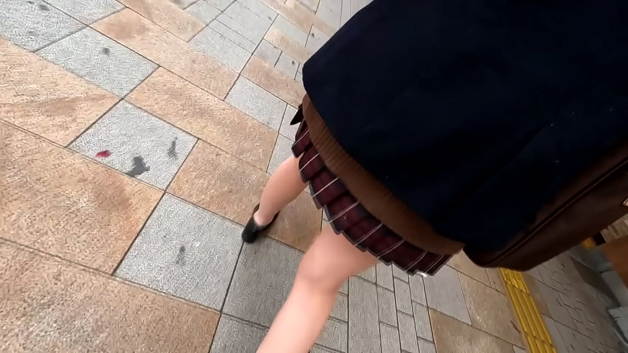 新宿系のライバーの胸チラとパンチラ！ 素人投稿の盗撮動画はパンコレムービー