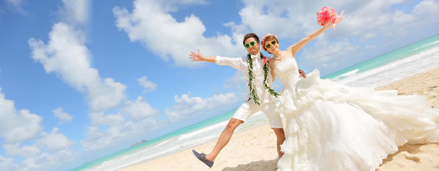 2024 最新版！ハワイのウェディングフォトのトレンドを写真付きでご紹介！ハワイの現地ウェディングフォト会社「マークフォトファクトリー」さんに色々聞いてきました！- KAUKAUハワイのお得なクーポン＆予約ならカウカウ