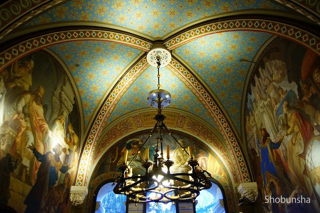 古い城の会議室、古代の石造りの建物の内部、ヨーロッパ。伝統的なヨーロッパ建築、観光や旅行の有名な場所Premium写真