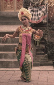 笑顔が素敵なインドネシア美人女性をスカウト！まちかどマニス - Lifenesia