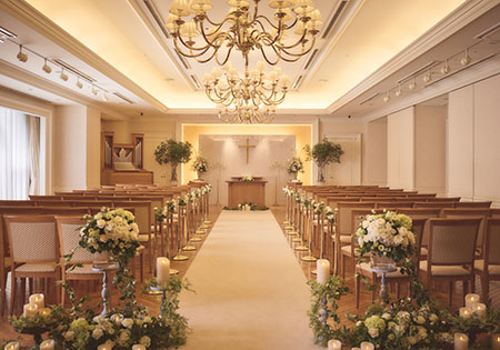 チャペルの窓の緑が美しい季節です。 白いドレスが引き立ちます。 *