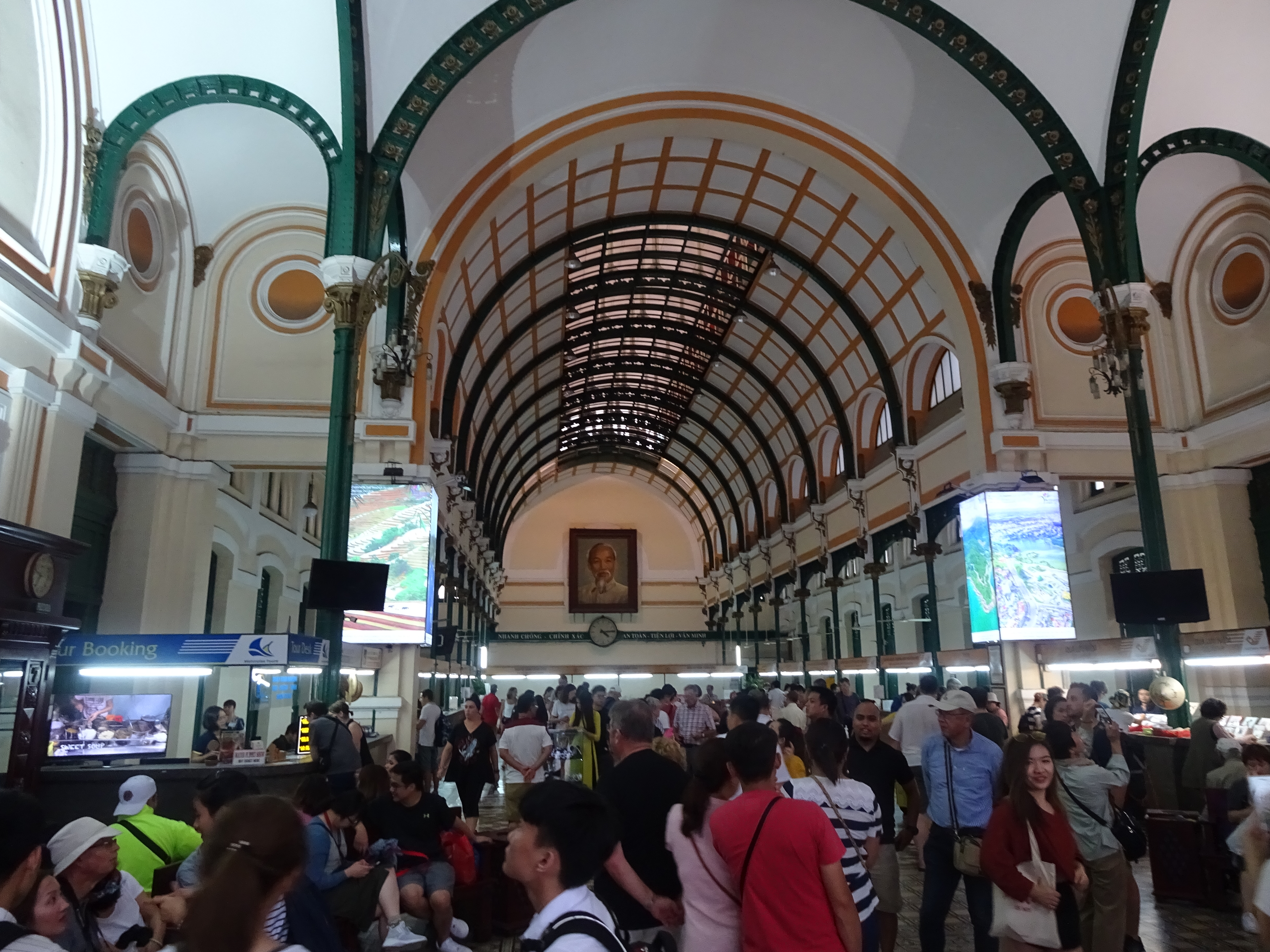 ホーチミンの黄色い郵便局三上ナミ