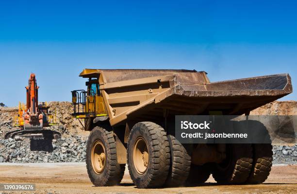 鉱物の露天掘りのために採石場から岩盤を除去するための大型ダンプトラック - オーストラリアのストックフォトや画像を多数ご用意 - オーストラリア,カラー画像,