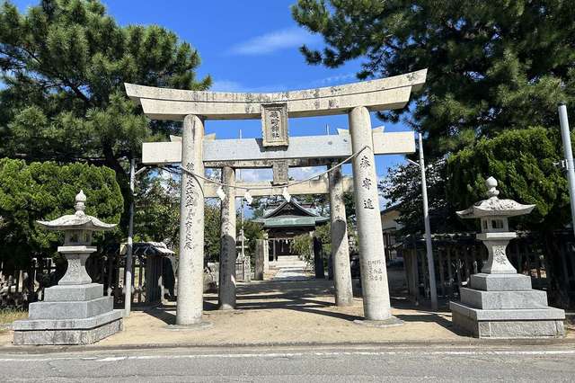 珍しい！ 白い鳥居が横並びに3つ福岡県にて cocone 福岡県紹介人