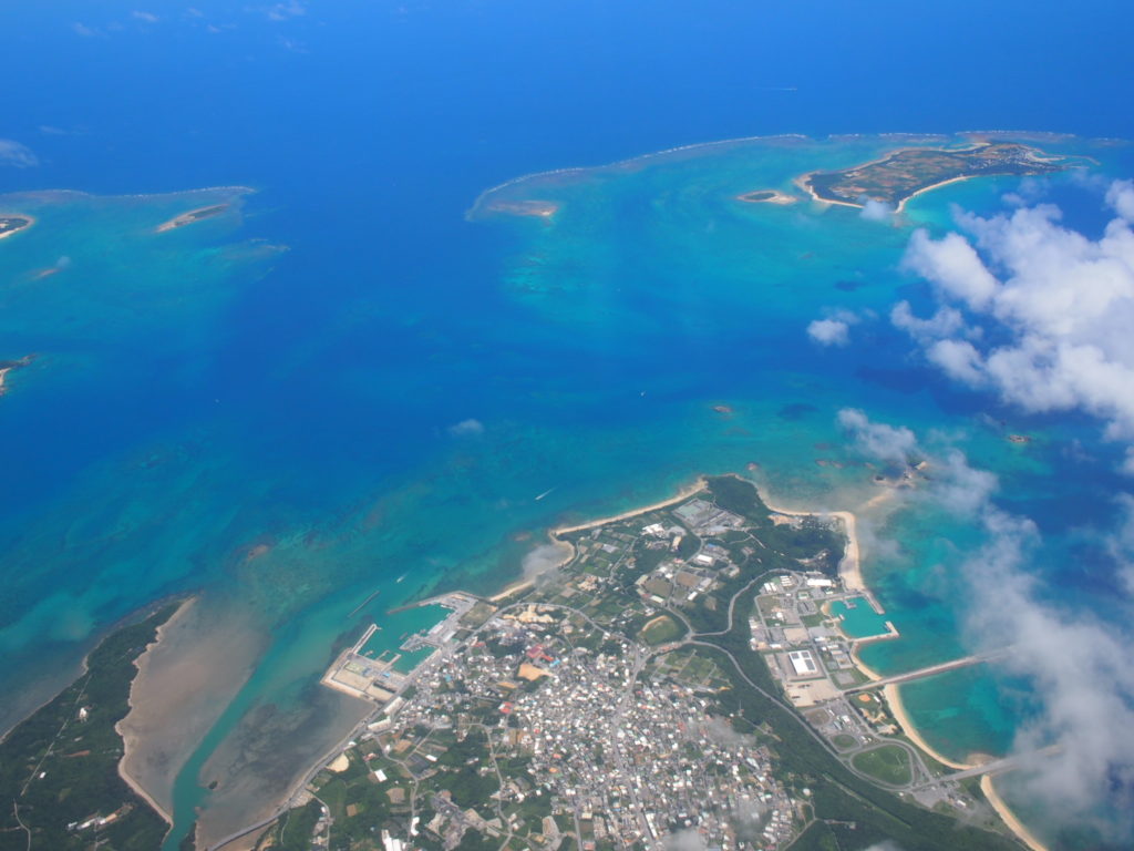 Stock-Foto „沖縄県の恩納村を上空から撮影“Adobe Stock