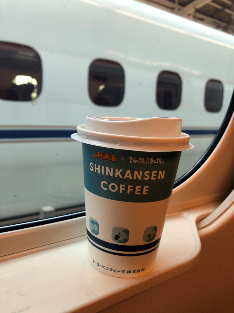 名駅新幹線ホームの PERK COFFEEヘルシーとジャンキーの間