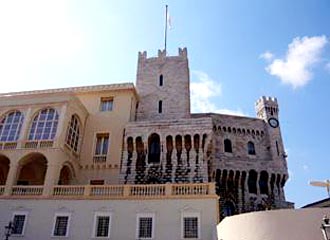 壮麗なモナコ大公宮殿に足を踏み入れてみませんか？✨ フレスコ画と宮殿の特別見学ツアーで、時を超えた再発見ができます👀 📸