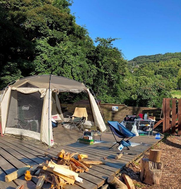 ウッドデッキオートキャンプサイト 10m×10m うち4.8m×4.8mデッキ 電源付 車乗入可