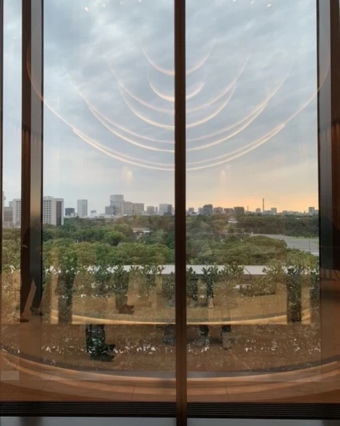 東京會舘ではおふたりらしい結婚式を 叶えていただくために 多彩なパーティ会場をご用意しております。 ゲストの人数や顔触れに合わせておふたり好みのパーティ会場をお選びください* 東京會舘休館日：