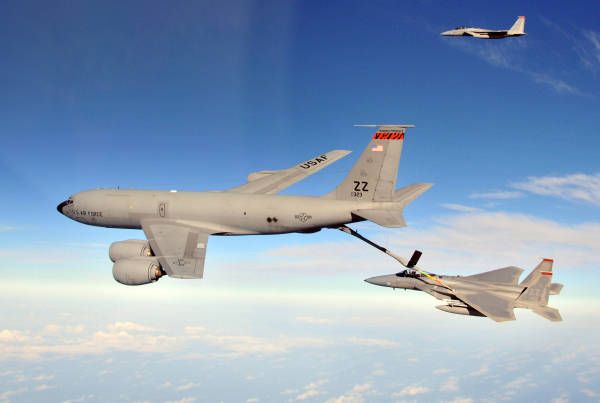 沖縄上空でＫＣ１３５空中給油機から空中給油を受ける米空 ：空中給油 写真特集：時事ドットコム