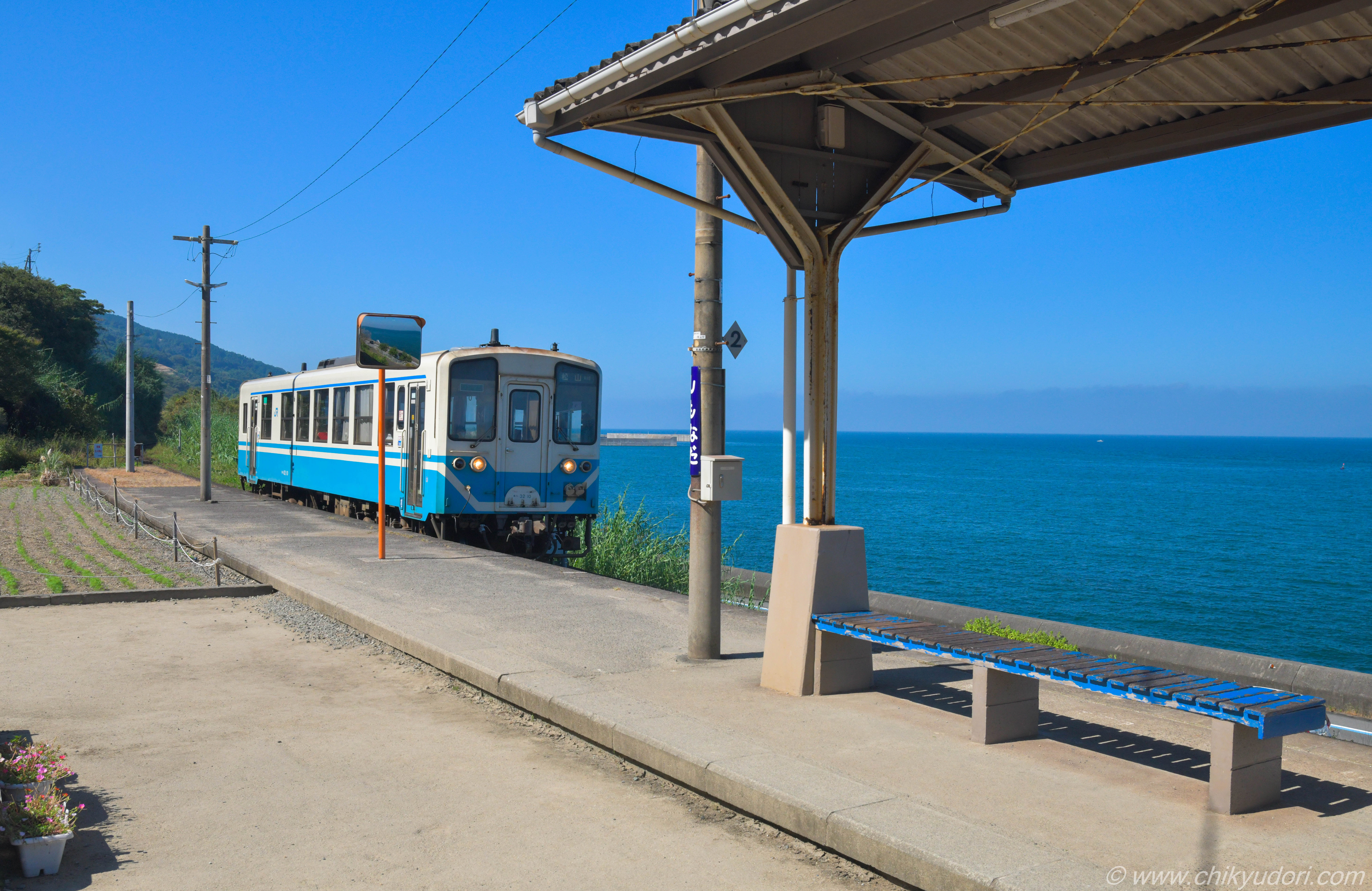 電車を降りたらすぐそこは海。「下灘駅」は一度は行きたい絶景駅GENIC編集部GENICジェニック