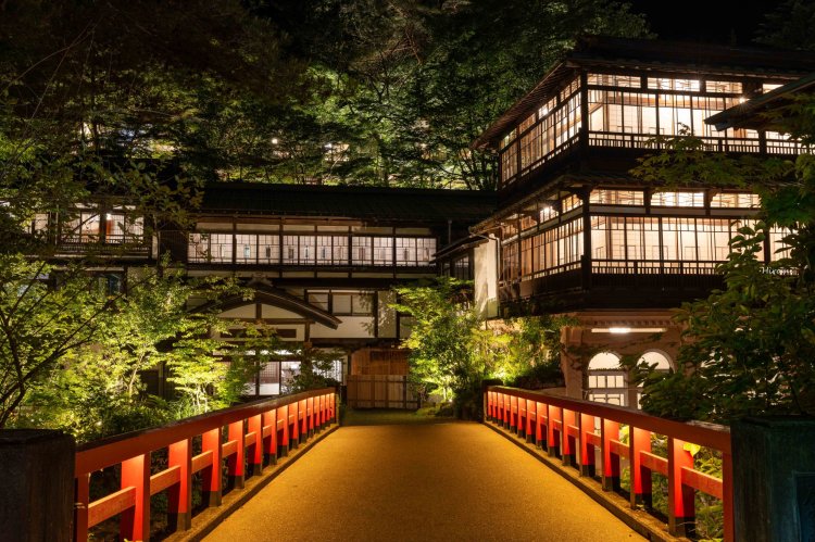 千と千尋の神隠しモデル宿 積善館 群馬県の魅力