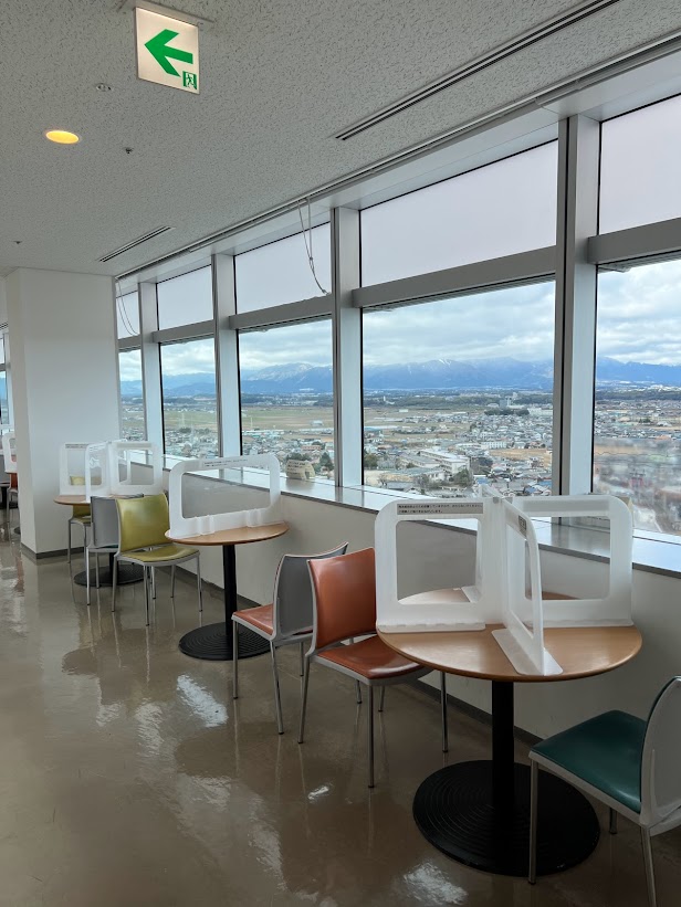 鈴鹿市役所15階展望ロビー』 鈴鹿市役所本館15階は、地上約60ｍの高さにある展望ロビーです✨ 展望ロビーは、年始に開放しています🙆‍♀️2023年1月1日 日・祝開放時間：６時30分～17時 ※早朝は混雑する場合があります。