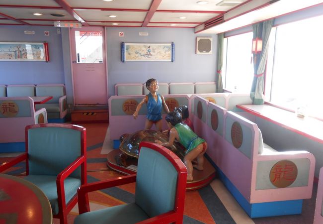 龍宮城がついに運航再開！ 多くのお客様からの温かい応援とご期待に支えられ、龍宮城が帰ってきます✨ 龍宮城 は、その名の通り“浦島太郎”の世界観を楽しめる、まるでテーマパークのような観光船。 外観も内装も、とにかく見どころ満載👀船内には、浦島太郎の人形たちが飾