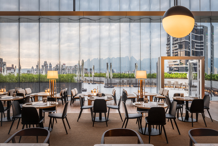 台北西門町でコーヒーを飲むなら「蜂大咖啡」がおすすめです。,1956年創業の蜂大咖啡は、創業開始当初からコーヒー豆や機材も販売してきた本格派の喫茶店です。長年にわたり西門町で愛されてきました。,日本でいうと昭和な雰囲気のレトロカフェです。コーヒーも軽食も美味しく、台湾風の中華菓子も注文することができます。台湾の歴史ある喫茶店を体験してみましょう。,◆ 蜂大咖啡 ◆,