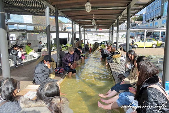 待ち時間にほっと一息！熱海駅前の足湯スポット「家康の湯」ゆこたび