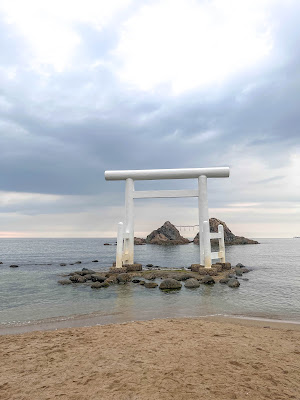青い海と白い鳥居-福岡県糸島市：二見ヶ浦 - よっちんのフォト日記