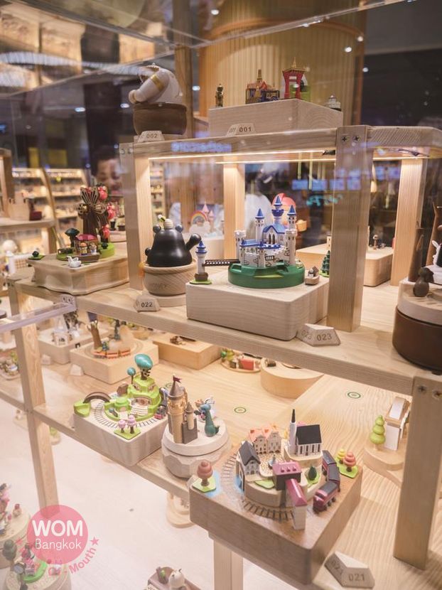 バンコクの最新ショッピングモール「アイコンサイアム」で楽しむ噴水ショー・水上マーケット・お土産屋