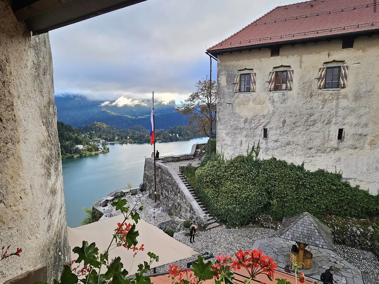 スロベニアきっての景勝地「ブレッド湖」見所と行き方＆ブレッドケーキ