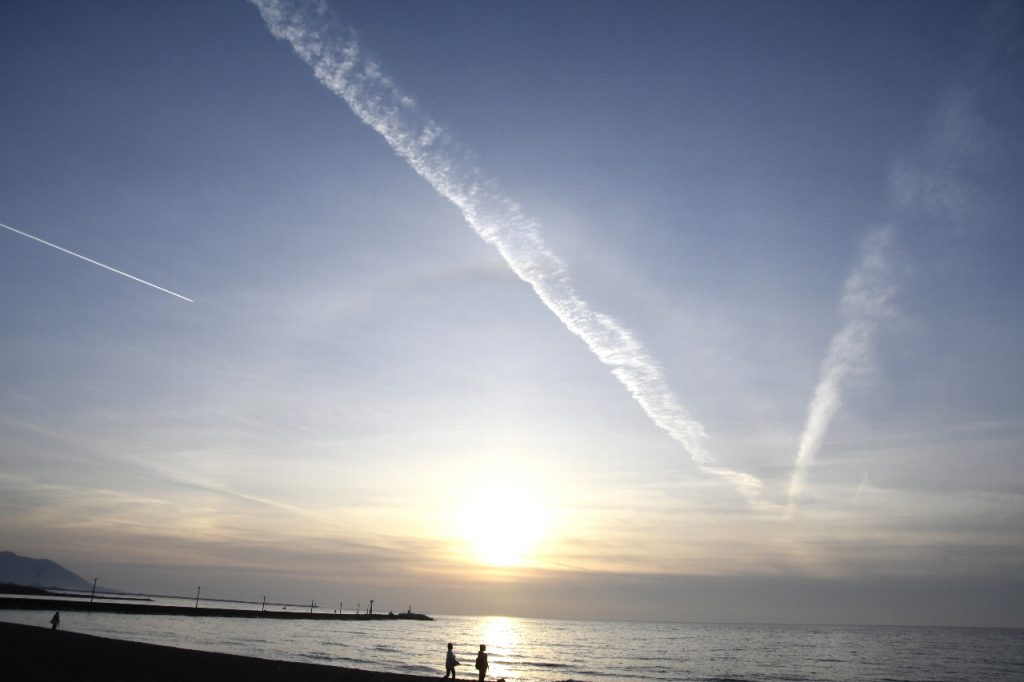 夕焼け 飛行機雲 オレンジ