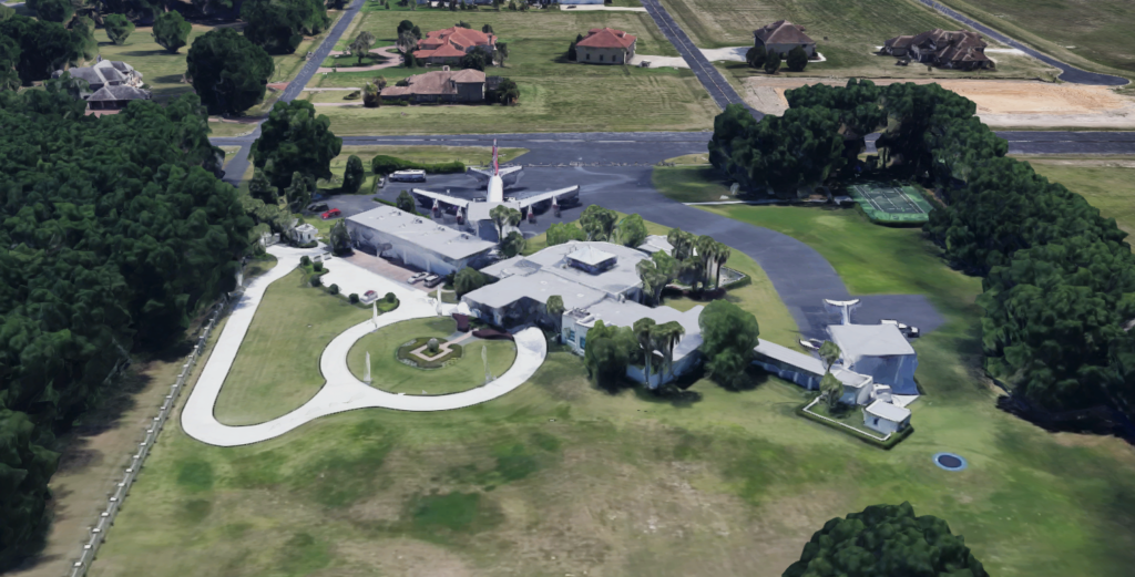 ジョン・トラボルタ、ボーイング737の操縦免許を取得。Vogue Japan