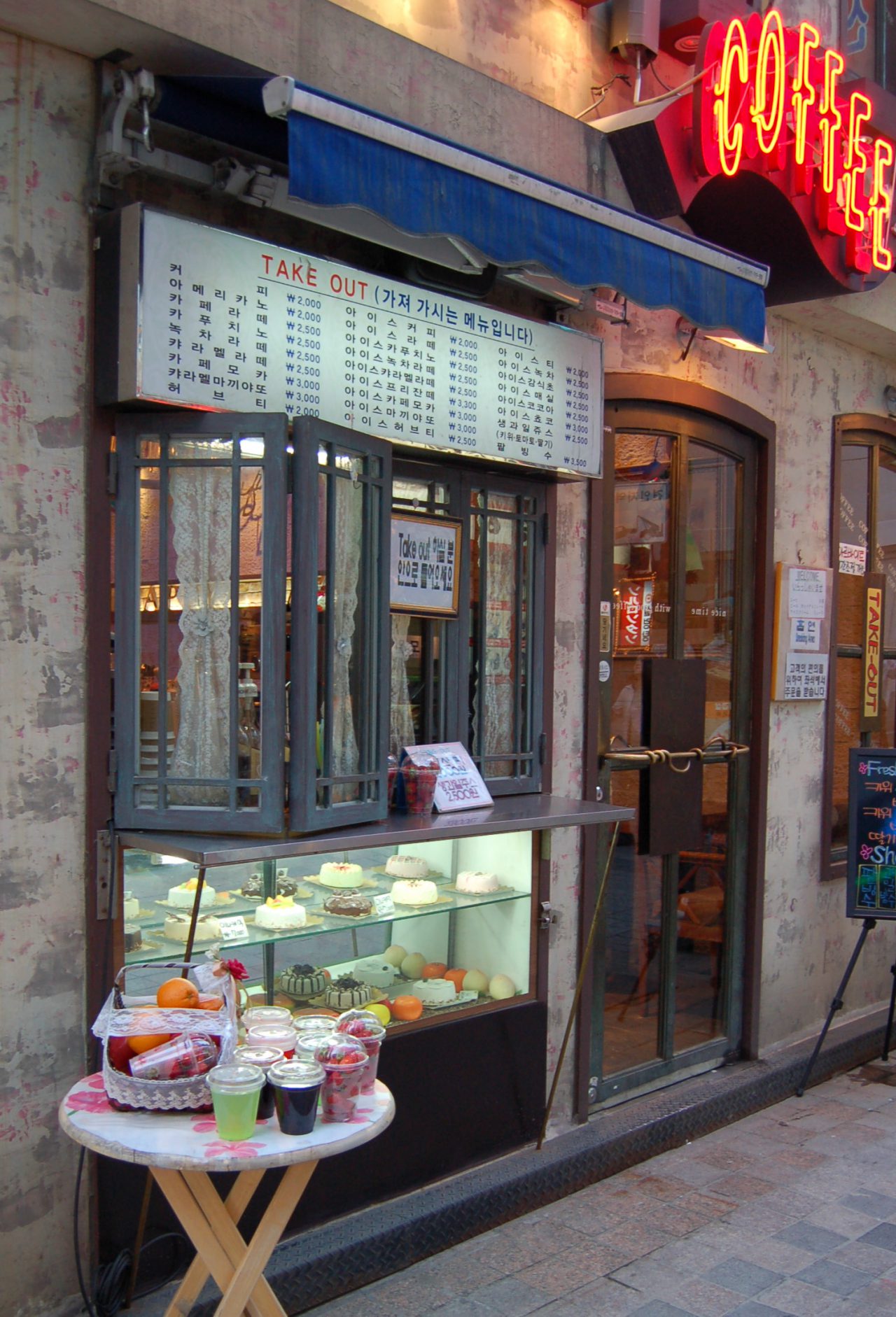 古民家カフェの大きなガラス窓の写真・画像素材-Snapmart スナップマート