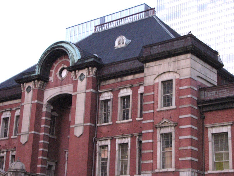 アムステルダム中央駅へ‼️, 東京駅のモデルです✨たしかに似ています✨, アムステルダム中央駅の向こう側はなんと海です✨✨,構内抜けると広がる景色✨✨美しい✨, 鳥もたくさん飛んでいて〜気持ちよさそう！,