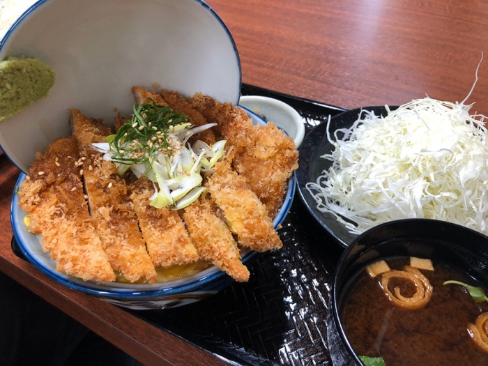 おはようございます😃昨日行った、福岡市なとんかつわかば😋白いとんかつ です😃低音調理でゆっくり揚げてあり、断面からしてむっちゃ柔らかくてびっくり‼️塩で食べるのが、美味しいです😋あー、行ってよかった😉👍