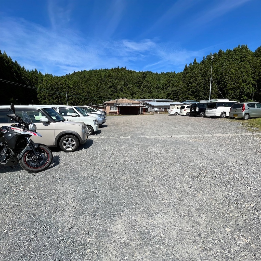 幻想的なエメラルドグリーンの御池「丸池様」山形県・遊佐町の観光・レジャ