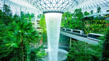 シンガポールチャンギ空港の巨大な滝の映像Video of the giant waterfall