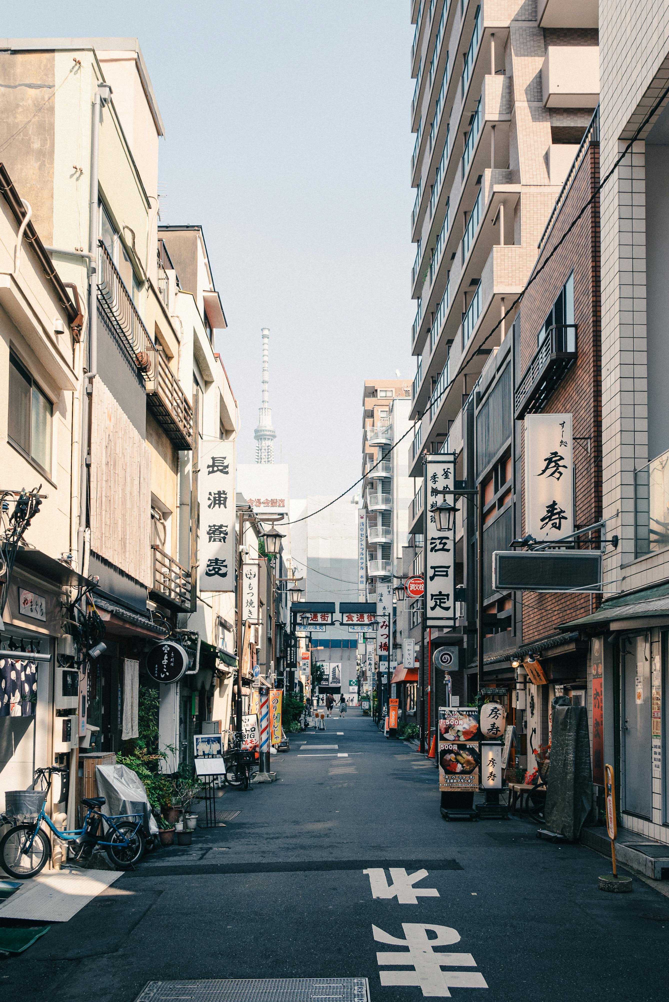 日本东京2018年8月新宿区歌舞伎町的人的长张曝光照片该地区是一个娱乐和红灯区—— 库存社论照片© canyalcin