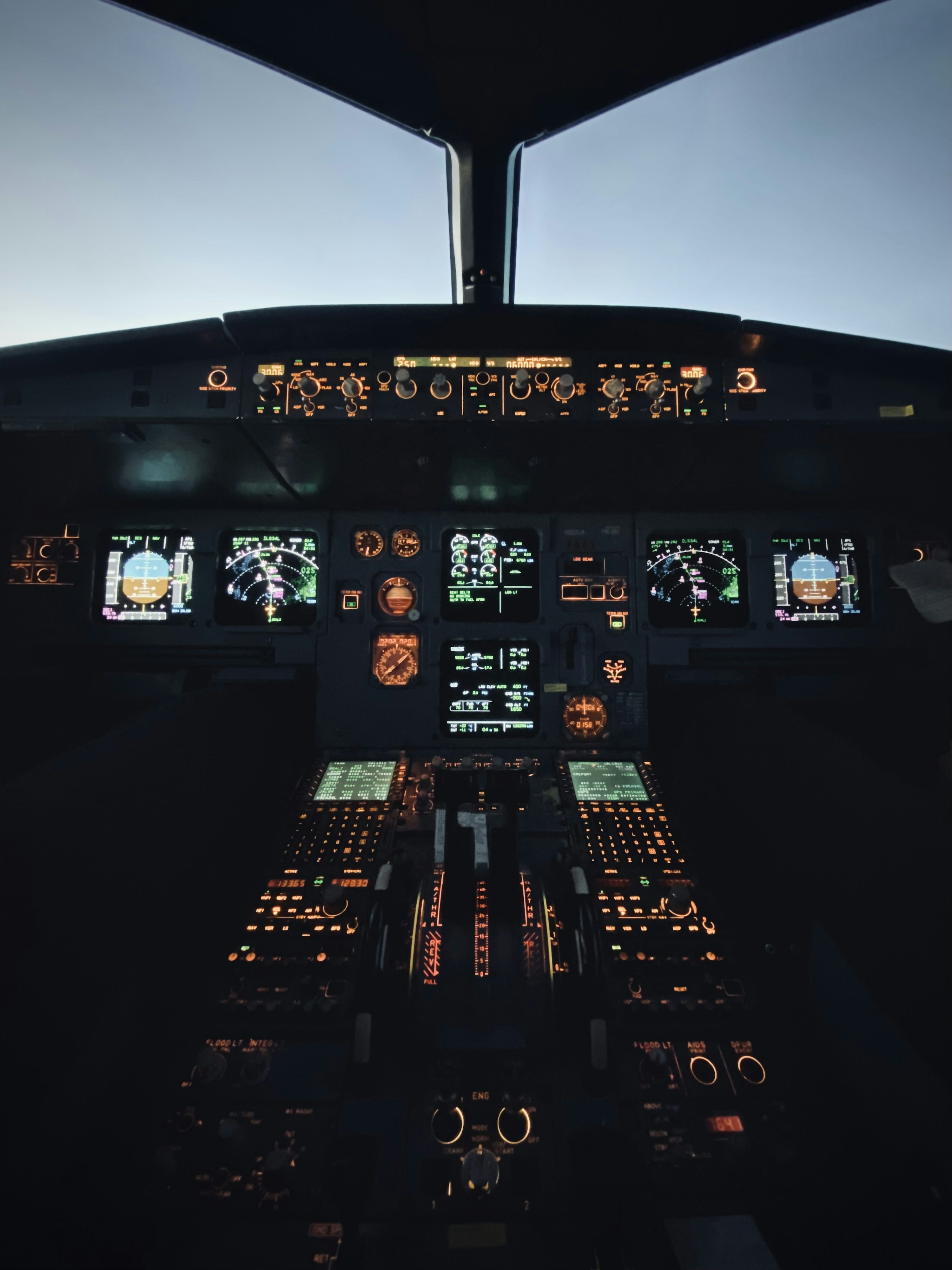 意外と広い海自P-1哨戒機のコックピットを眺める 時には戦う飛行機、その特徴は？乗りものニュース