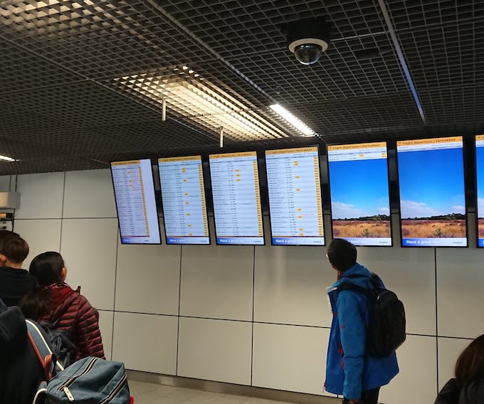 国際線遅延のため、パリで乗り継ぎ出来ずに空港ホテルで一夜を明かした。アムステルダム•スキポール空港での苦い経験に懲りて搭乗開始2時間前の午前4時過ぎに 空港に来たけど、人がまばら。オランダまでの旅はまだもAkio van der Meer