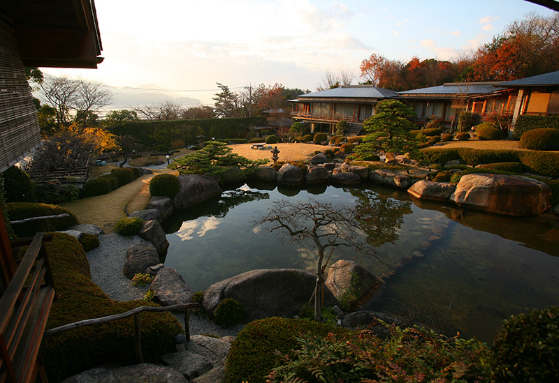 仙石庭園（春） ― 日本初の庭石博物館に…広島県東広島市の庭園。 |