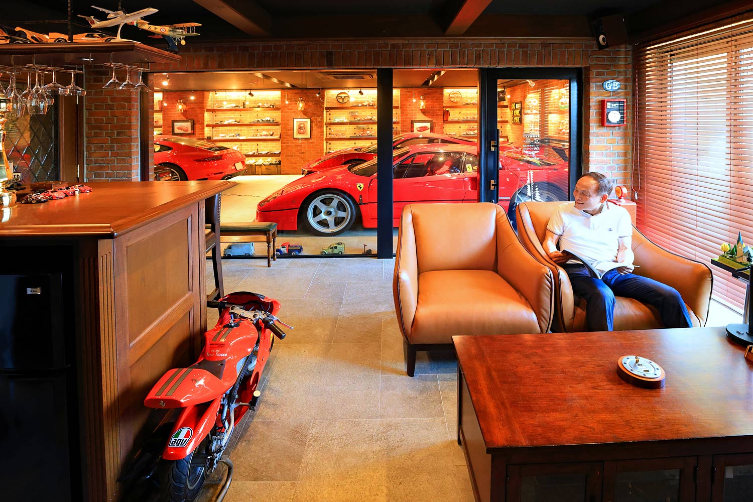 リビングの左右にスーパーカー!? とあるリゾート地の平屋ガレージは、地元のクルマ好きのオアシス。 GarageLife- LE