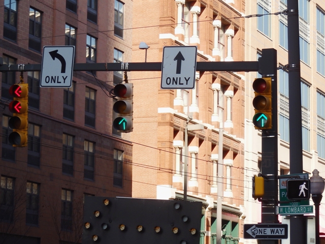 縦型の信号機の写真・画像素材-Snapmart スナップマート