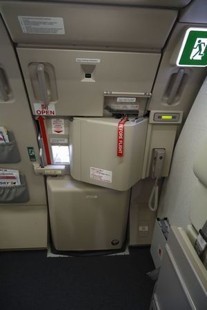 画像ギャラリー飛行機の「右側のドア」はいつ使う？ 乗降口が左側のドアばかりな理由乗りものニュース