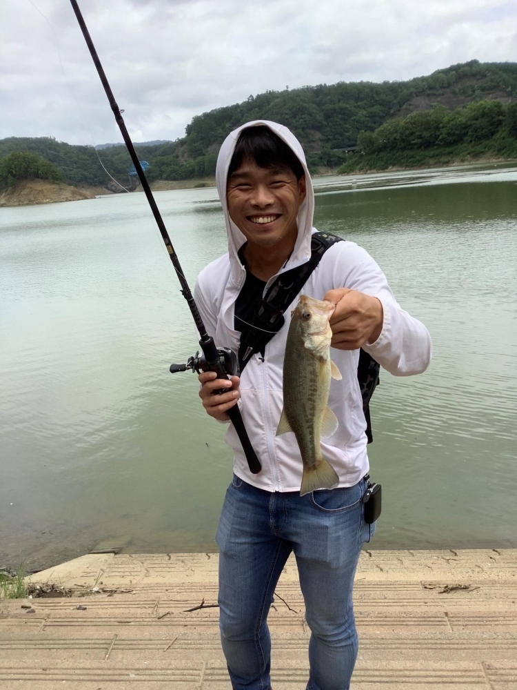 小川に川床を設置しました！ 川に足をつけて、冷たいビールで乾杯🍺 夜には蛍がふわり 幻想的な時間をお楽しみください✨ 夏の思い出、ここにあります。知明湖キャンプ場川床体験キャンプのある暮らし自然と遊ぶ夏の思い出小川キャンプ癒し時間ホタルの